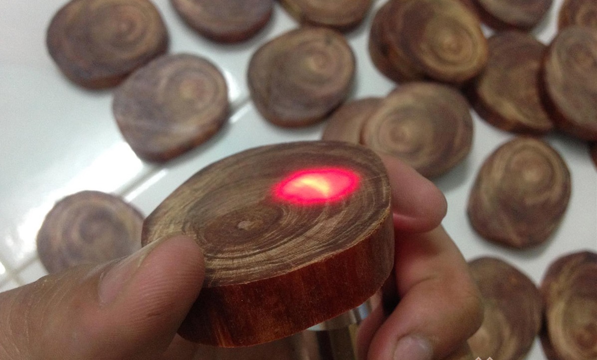 Dùng đèn led để kiểm tra gỗ thật