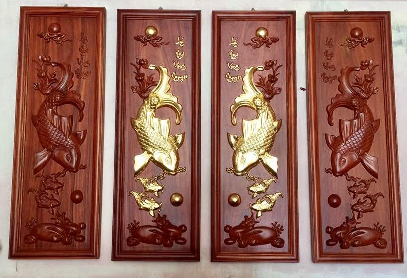 Bộ tranh cá chép trông trăng được treo theo cặp đối xứng
