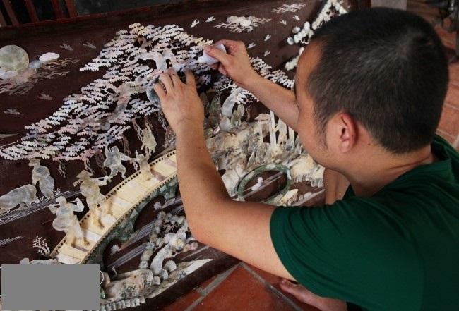 Người nghệ nhân gắn kết các mảnh trai, mảnh ốc lên tranh