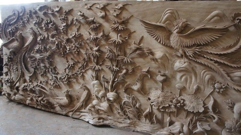 Vệ sinh tranh gỗ Bách Điểu triều Phụng bằng khăn mềm