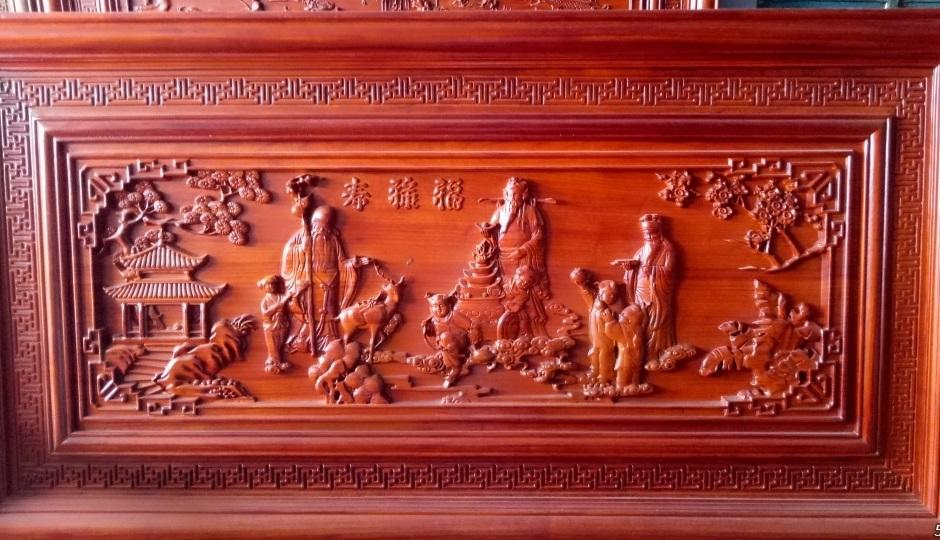 Tranh gỗ Phúc Lộc Thọ được đục khắc rất tỉ mỉ